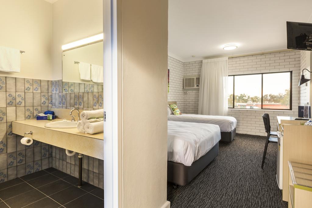 Boomerang Hotel Lavington Bagian luar foto