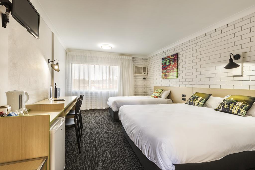 Boomerang Hotel Lavington Bagian luar foto