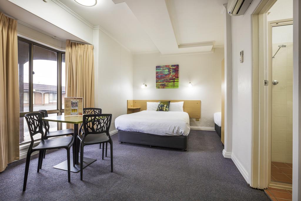Boomerang Hotel Lavington Bagian luar foto