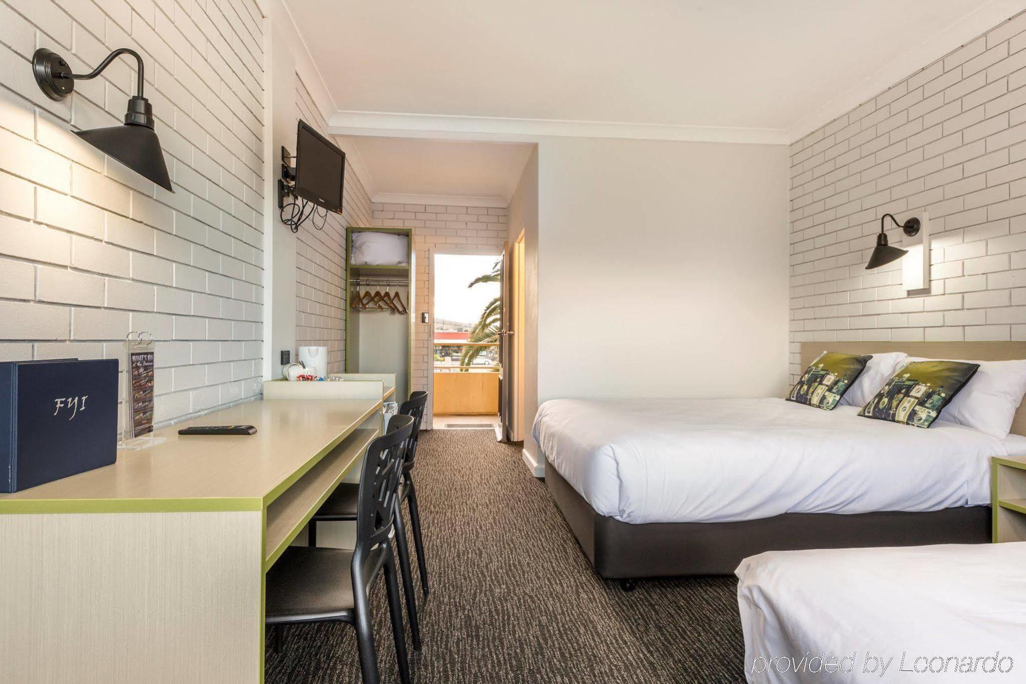 Boomerang Hotel Lavington Bagian luar foto