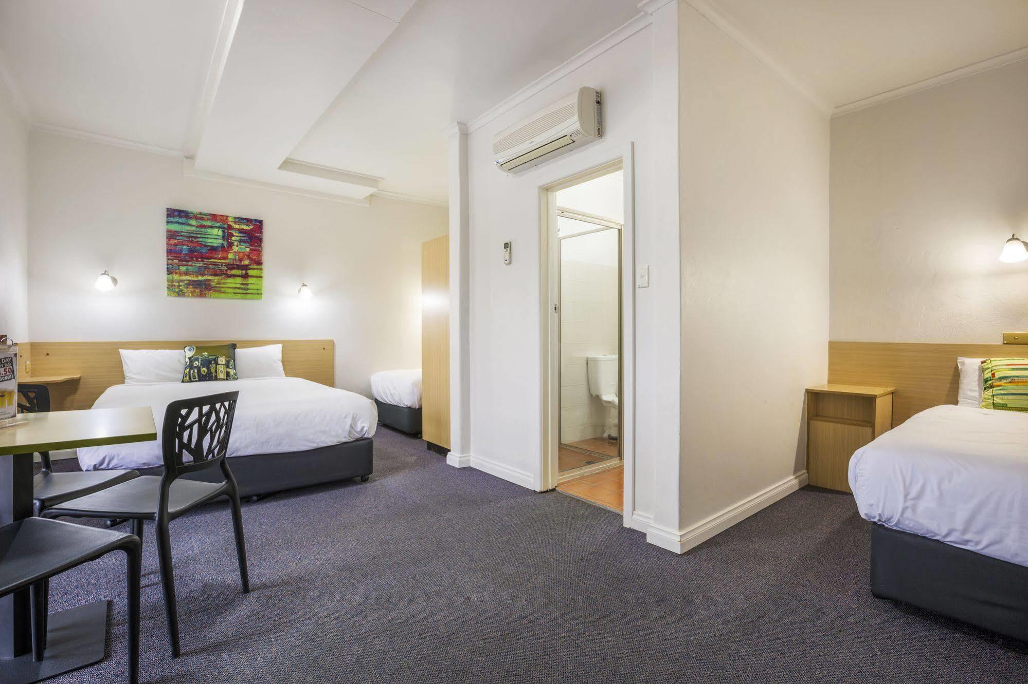 Boomerang Hotel Lavington Bagian luar foto
